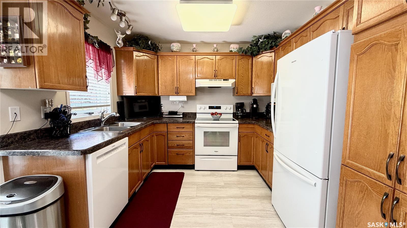 114 619 Heritage Lane, Saskatoon, SK - Indoor Photo Showing Kitchen With Double Sink