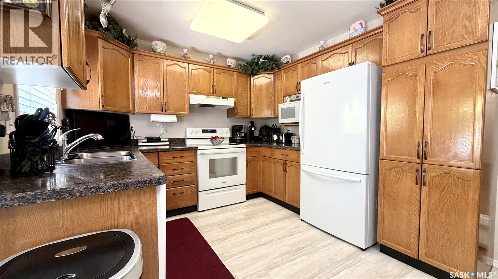 114 619 Heritage Lane, Saskatoon, SK - Indoor Photo Showing Kitchen With Double Sink