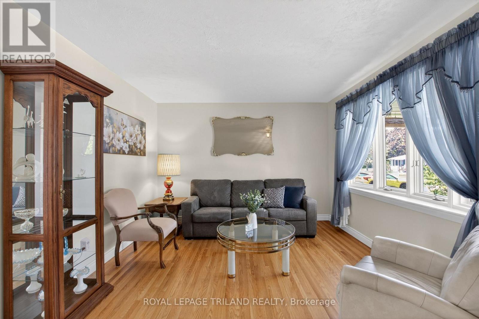 7 Thompson Avenue, St. Thomas, ON - Indoor Photo Showing Living Room