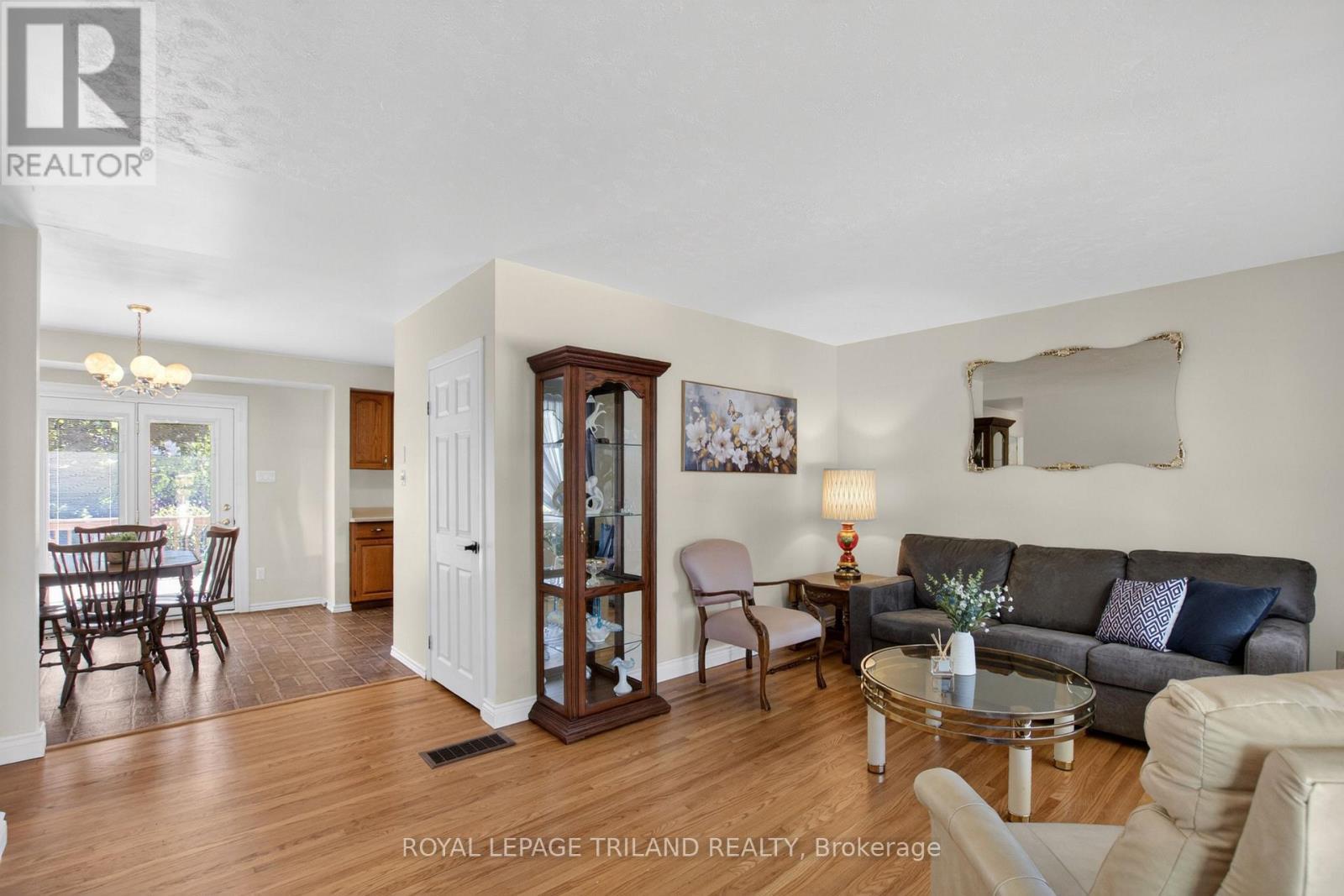 7 Thompson Avenue, St. Thomas, ON - Indoor Photo Showing Living Room