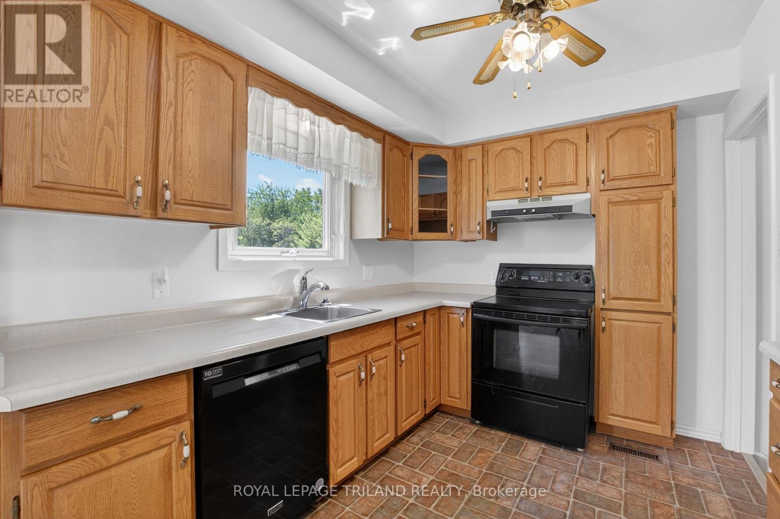 7 Thompson Avenue, St. Thomas, ON - Indoor Photo Showing Kitchen