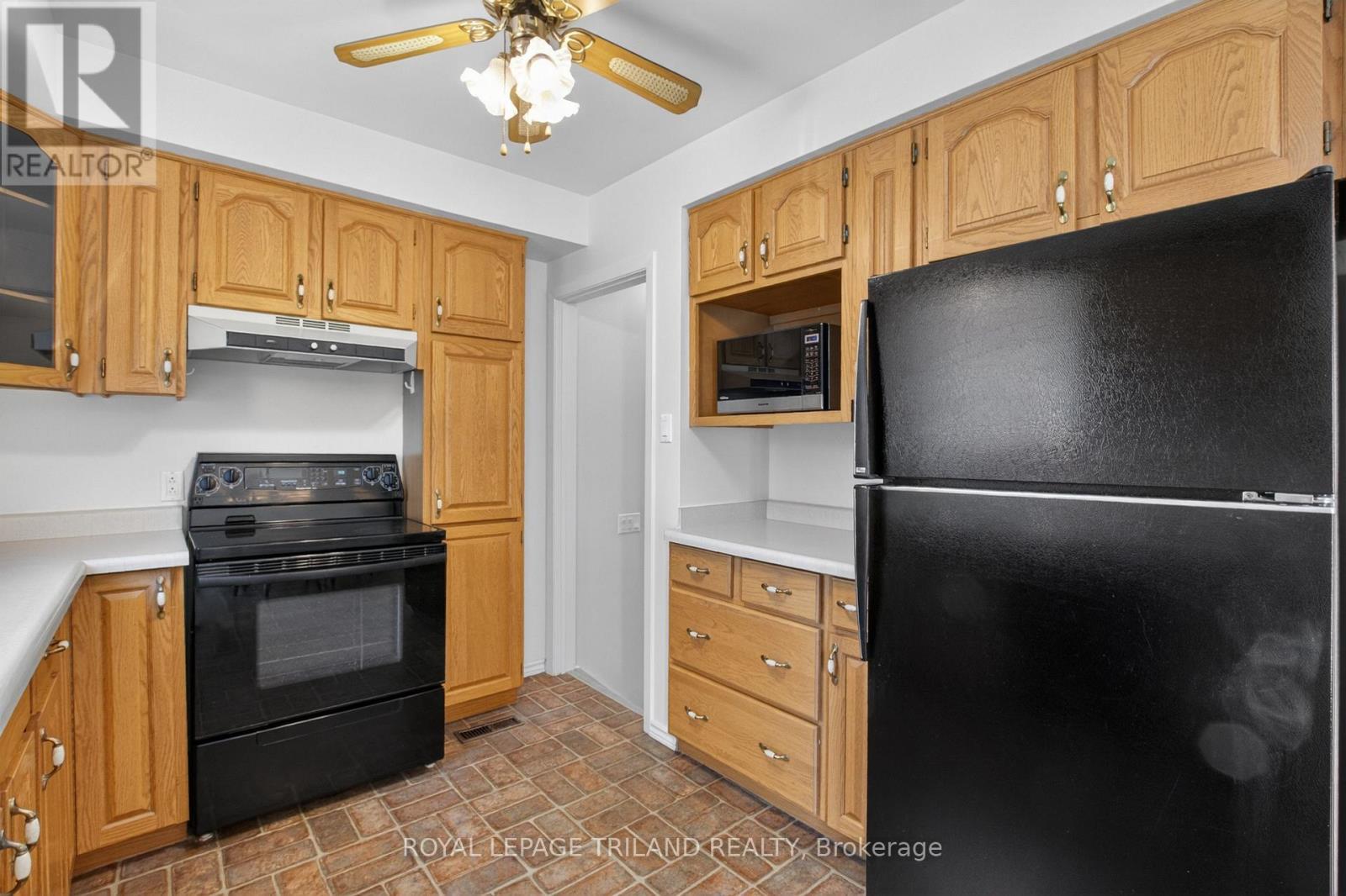 7 Thompson Avenue, St. Thomas, ON - Indoor Photo Showing Kitchen