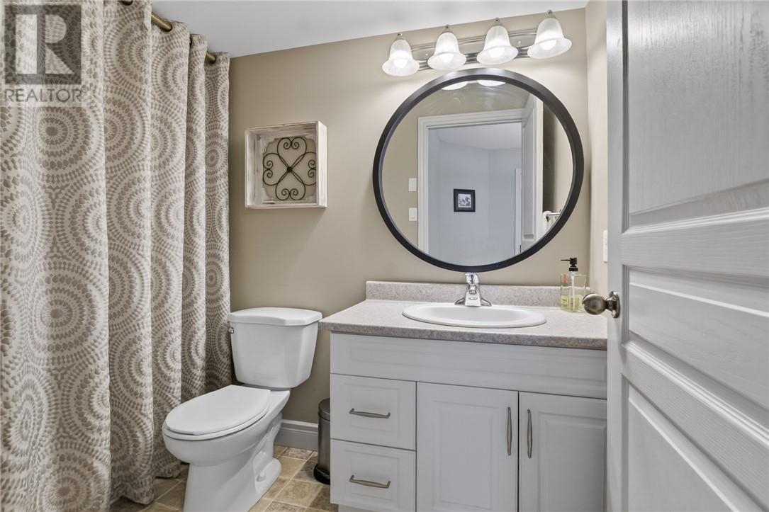 3 Silverberry, Lively, ON - Indoor Photo Showing Bathroom