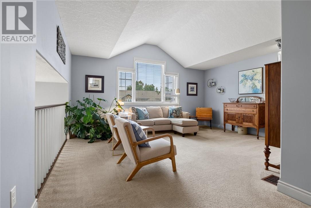 3 Silverberry, Lively, ON - Indoor Photo Showing Living Room