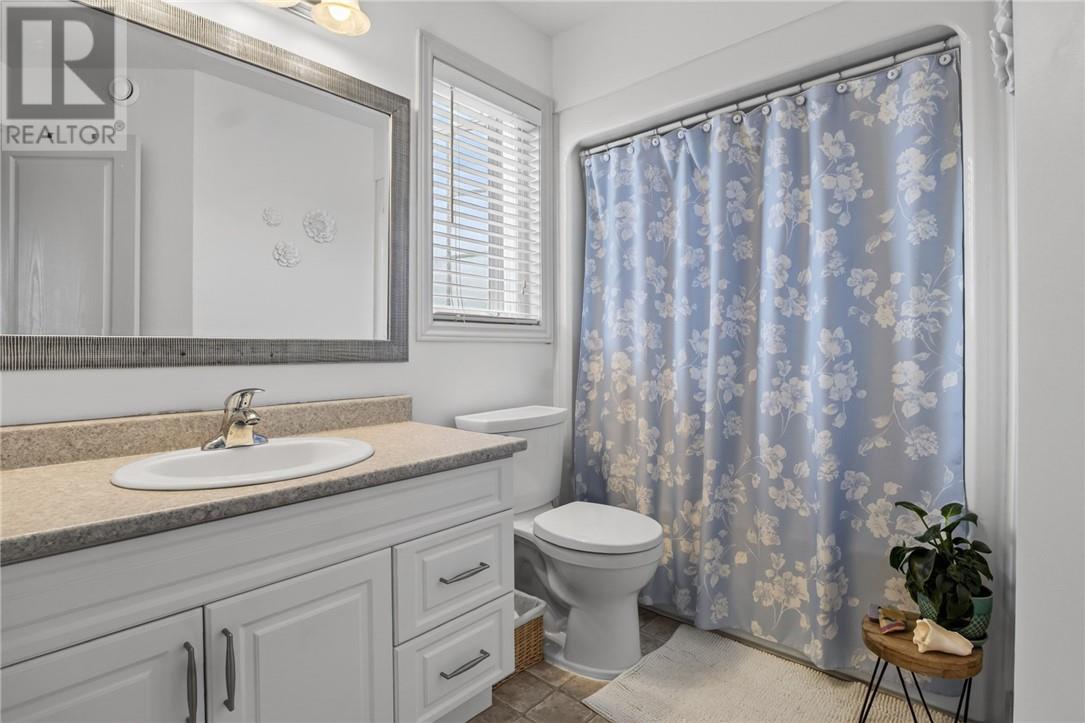 3 Silverberry, Lively, ON - Indoor Photo Showing Bathroom