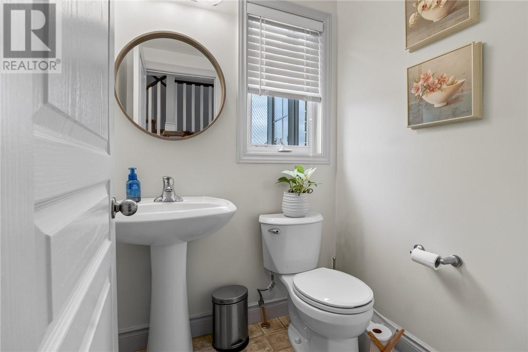 3 Silverberry, Lively, ON - Indoor Photo Showing Bathroom