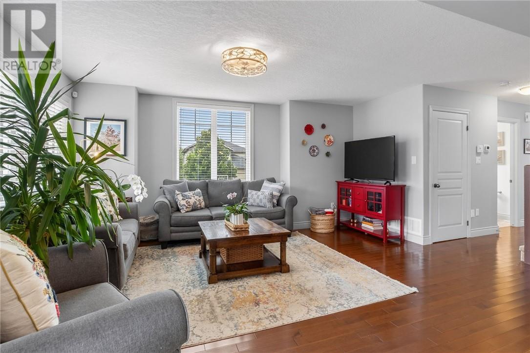 3 Silverberry, Lively, ON - Indoor Photo Showing Living Room