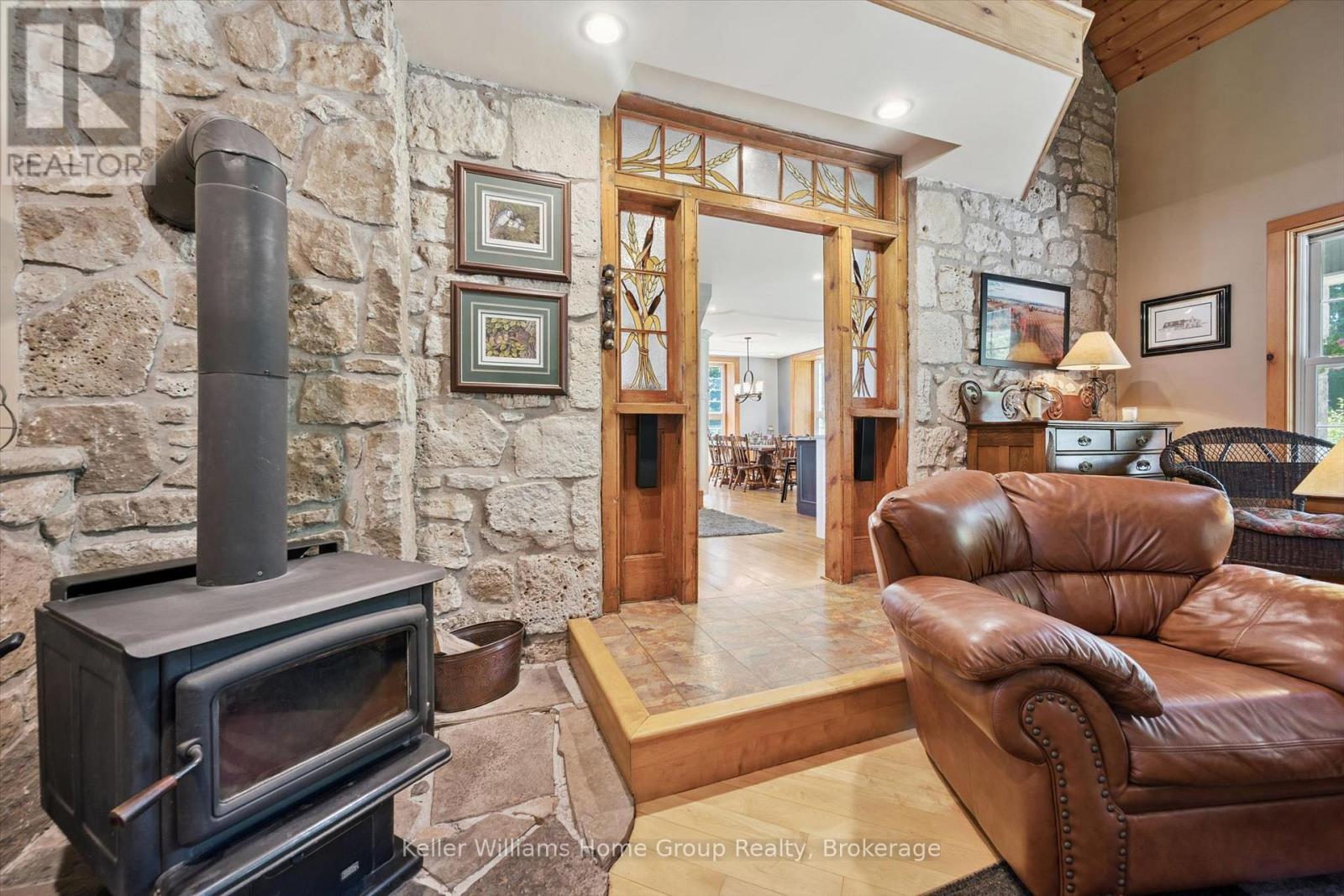 996 Scotland Street, Centre Wellington (Fergus), ON - Indoor With Fireplace