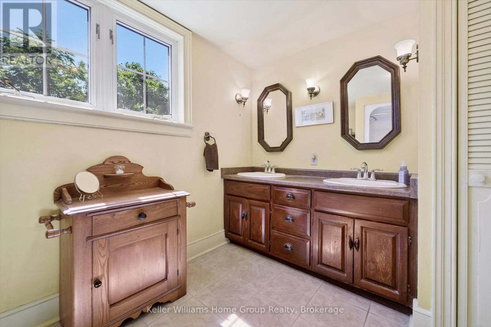 996 Scotland Street, Centre Wellington (Fergus), ON - Indoor Photo Showing Bathroom