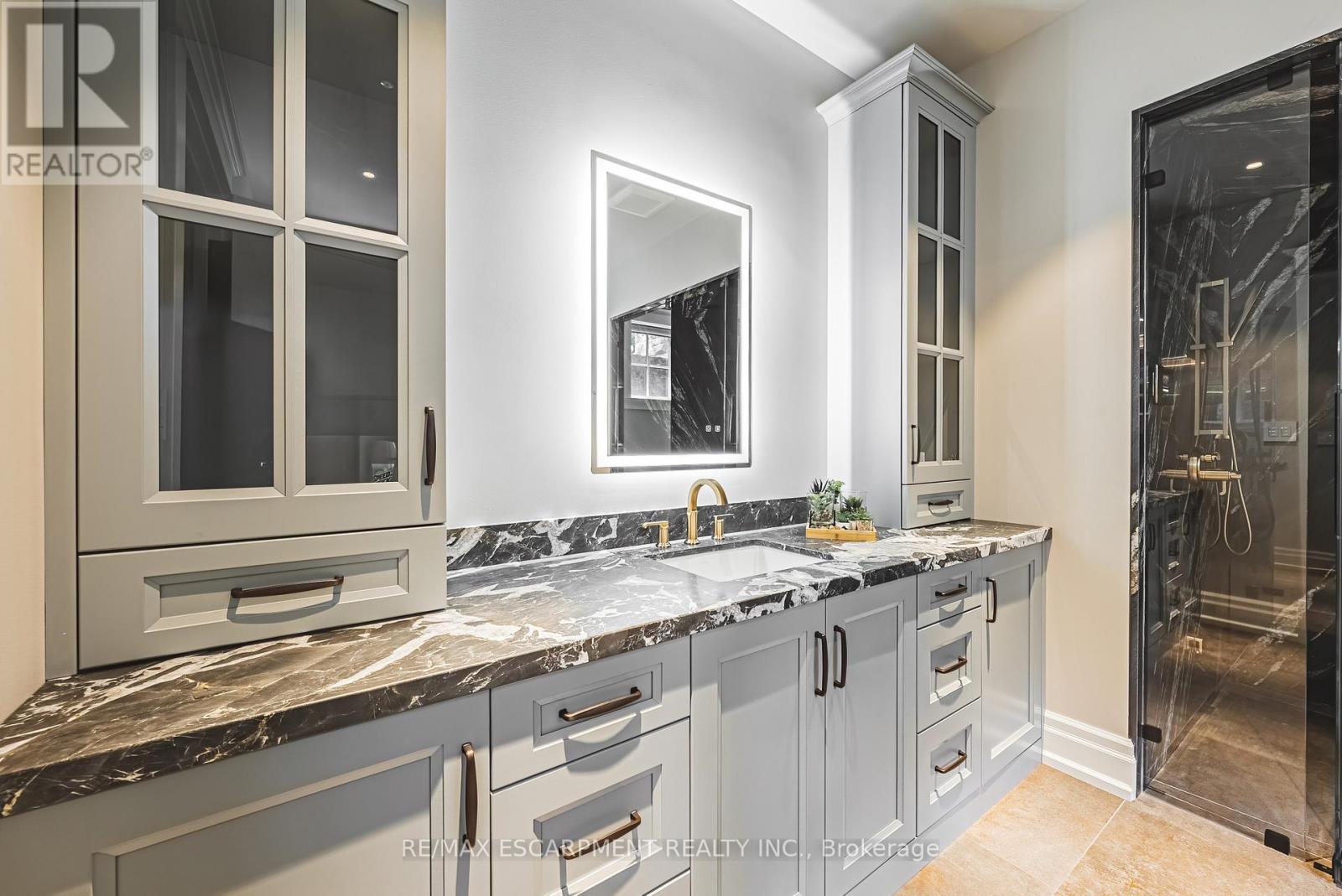 597 Old York Road, Burlington, ON - Indoor Photo Showing Bathroom