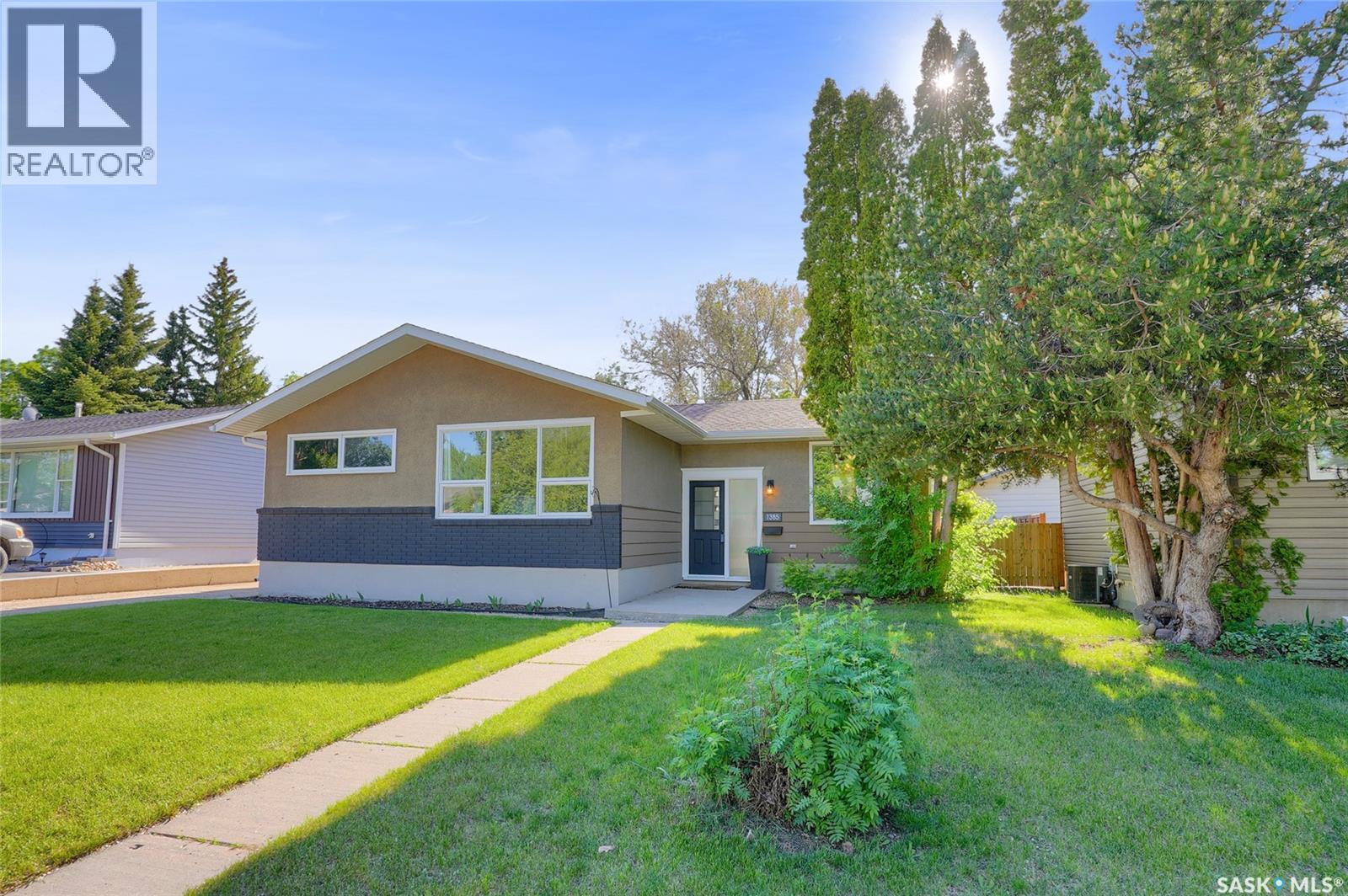 1385 Queen Crescent, Moose Jaw, SK - Outdoor