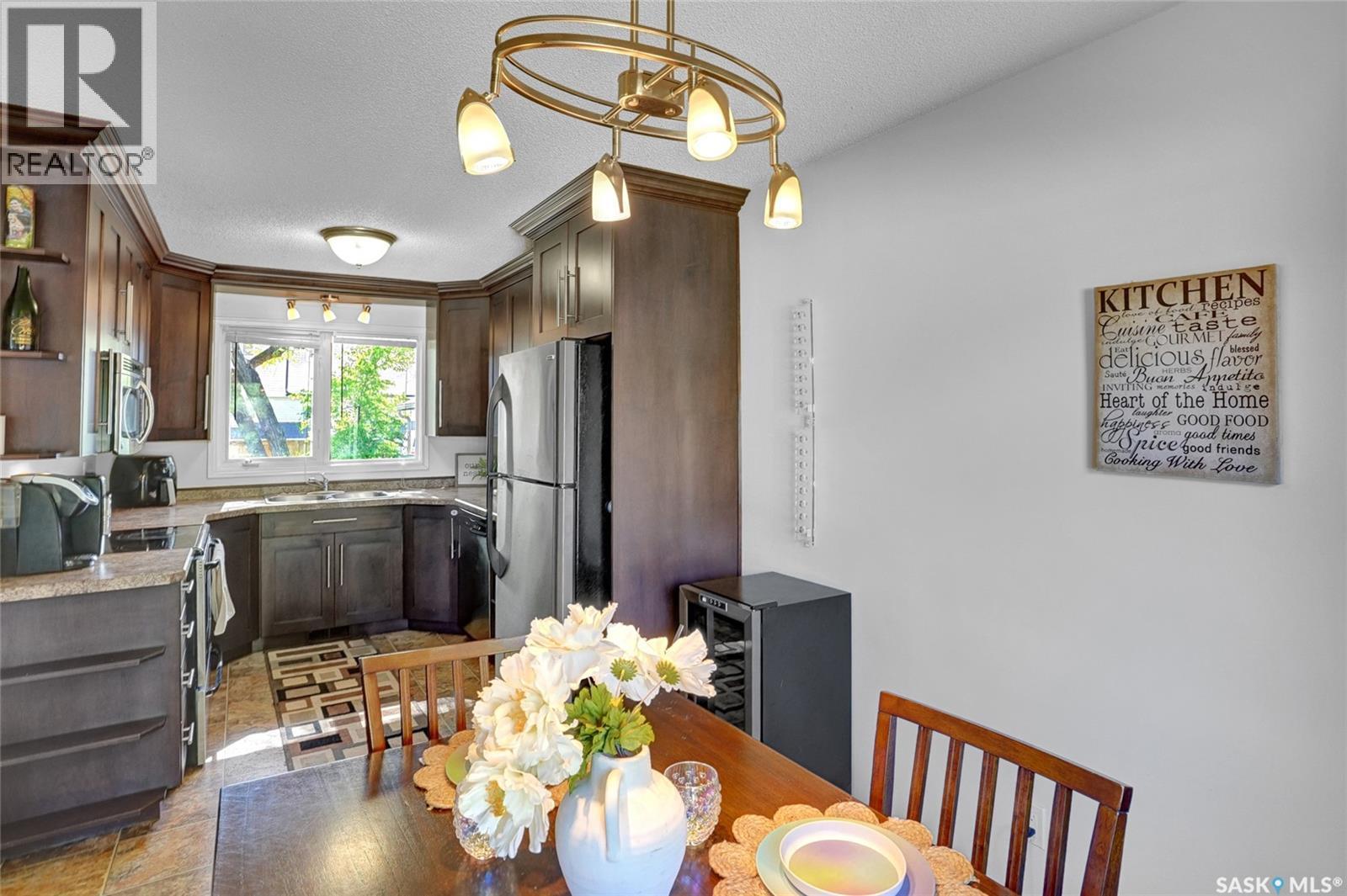 1385 Queen Crescent, Moose Jaw, SK - Indoor Photo Showing Dining Room