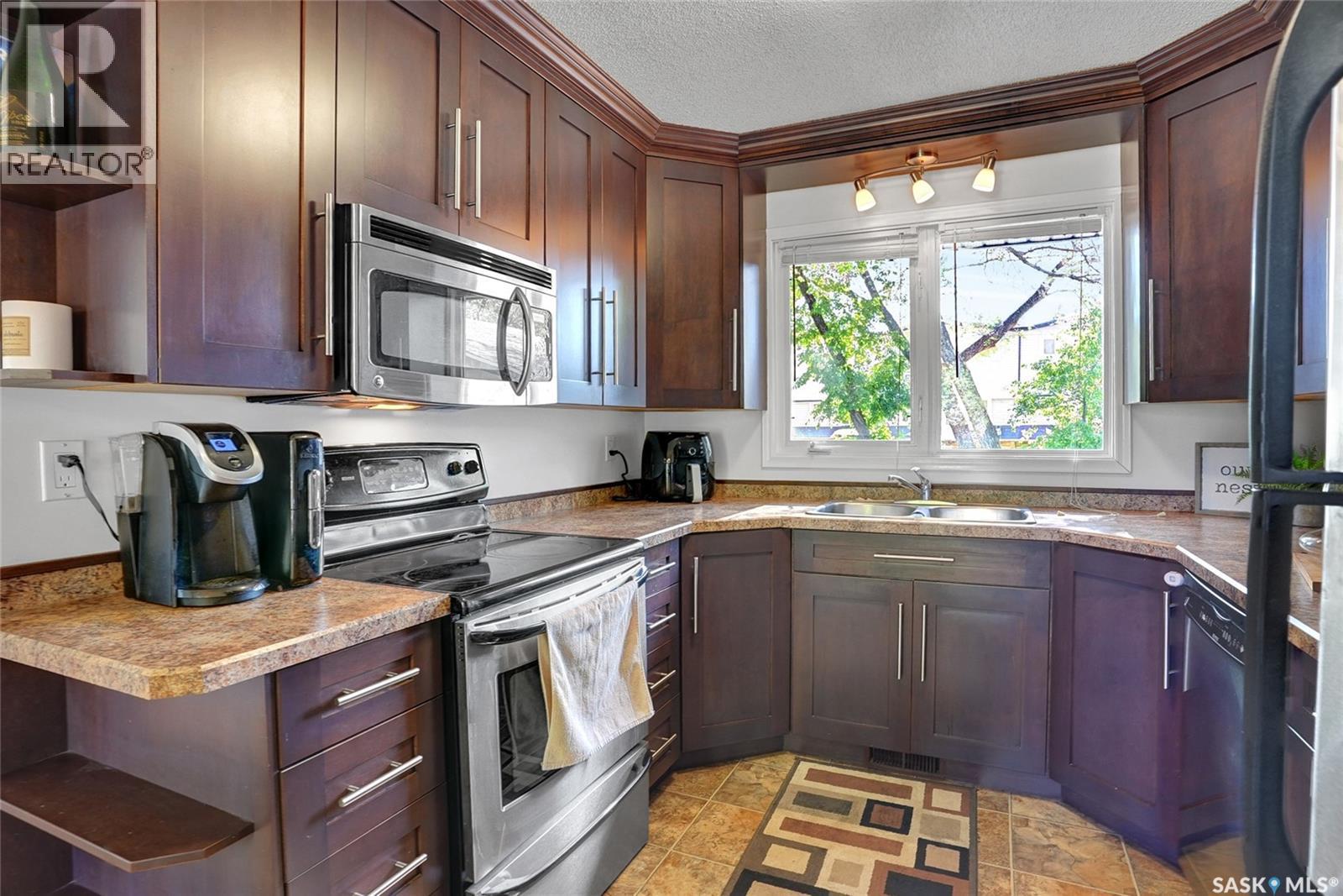 1385 Queen Crescent, Moose Jaw, SK - Indoor Photo Showing Kitchen