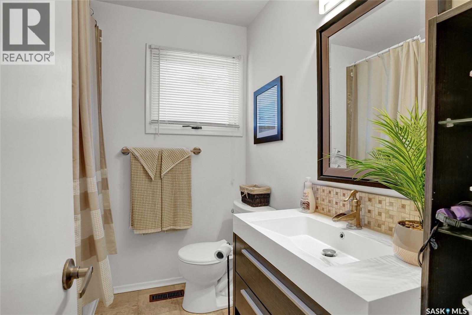 1385 Queen Crescent, Moose Jaw, SK - Indoor Photo Showing Bathroom