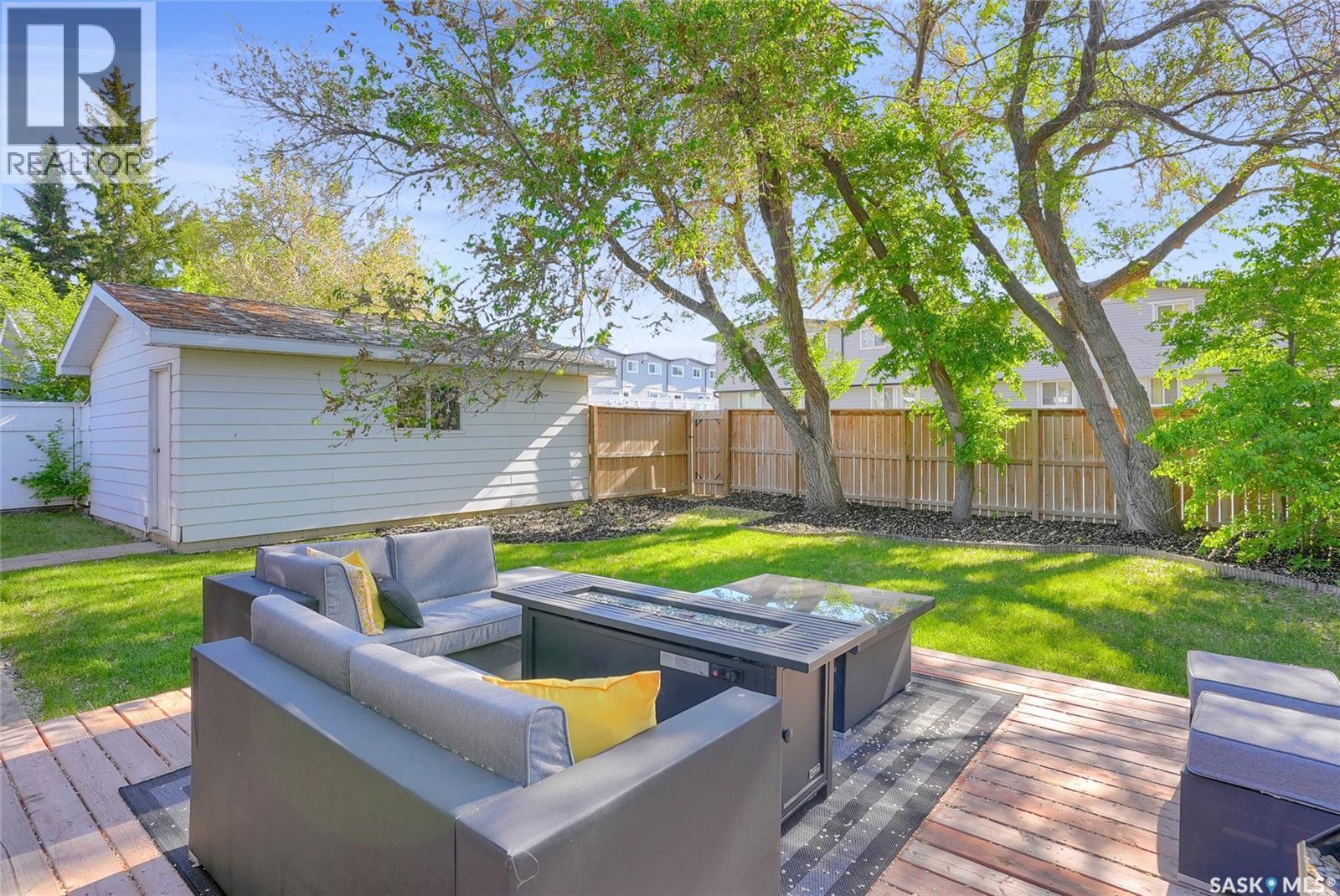 1385 Queen Crescent, Moose Jaw, SK - Outdoor With Deck Patio Veranda
