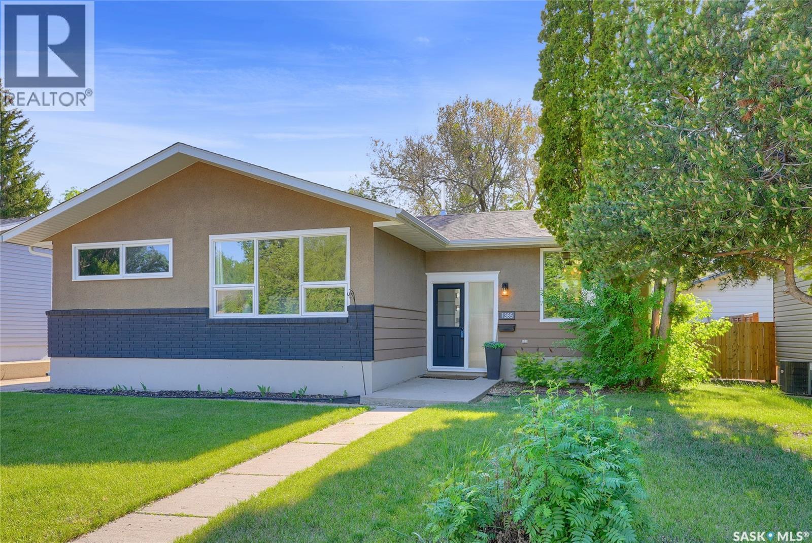 1385 Queen Crescent, Moose Jaw, SK - Outdoor