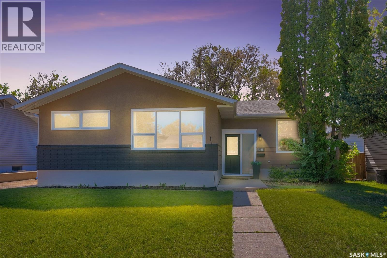 1385 Queen Crescent, Moose Jaw, SK - Outdoor