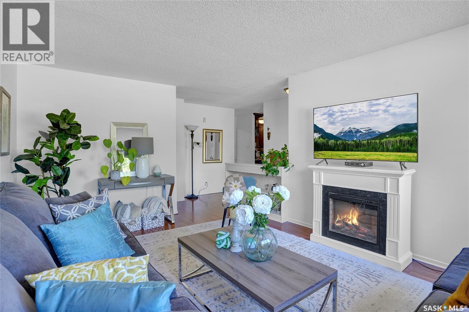 1385 Queen Crescent, Moose Jaw, SK - Indoor Photo Showing Living Room With Fireplace