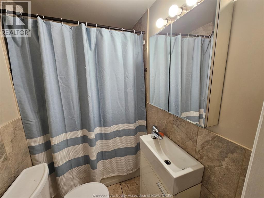 1143 Langlois, Windsor, ON - Indoor Photo Showing Bathroom