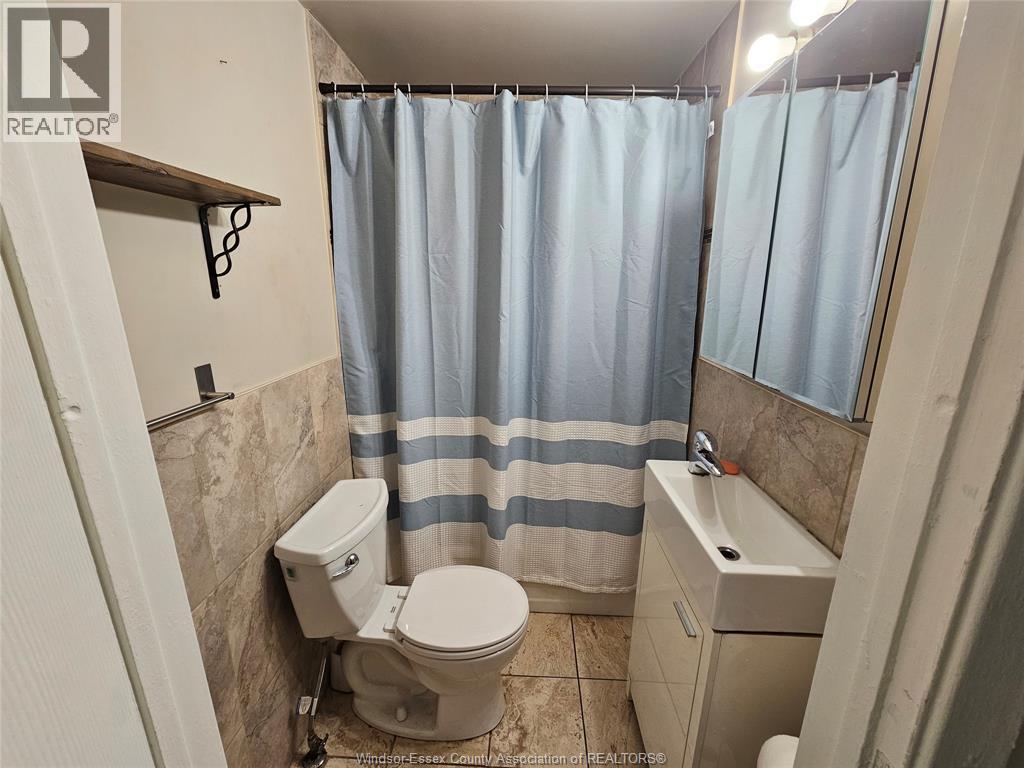 1143 Langlois, Windsor, ON - Indoor Photo Showing Bathroom