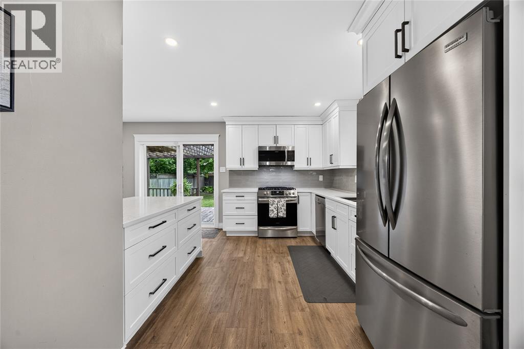 395 Brooktree Drive, St Clair, ON - Indoor Photo Showing Kitchen