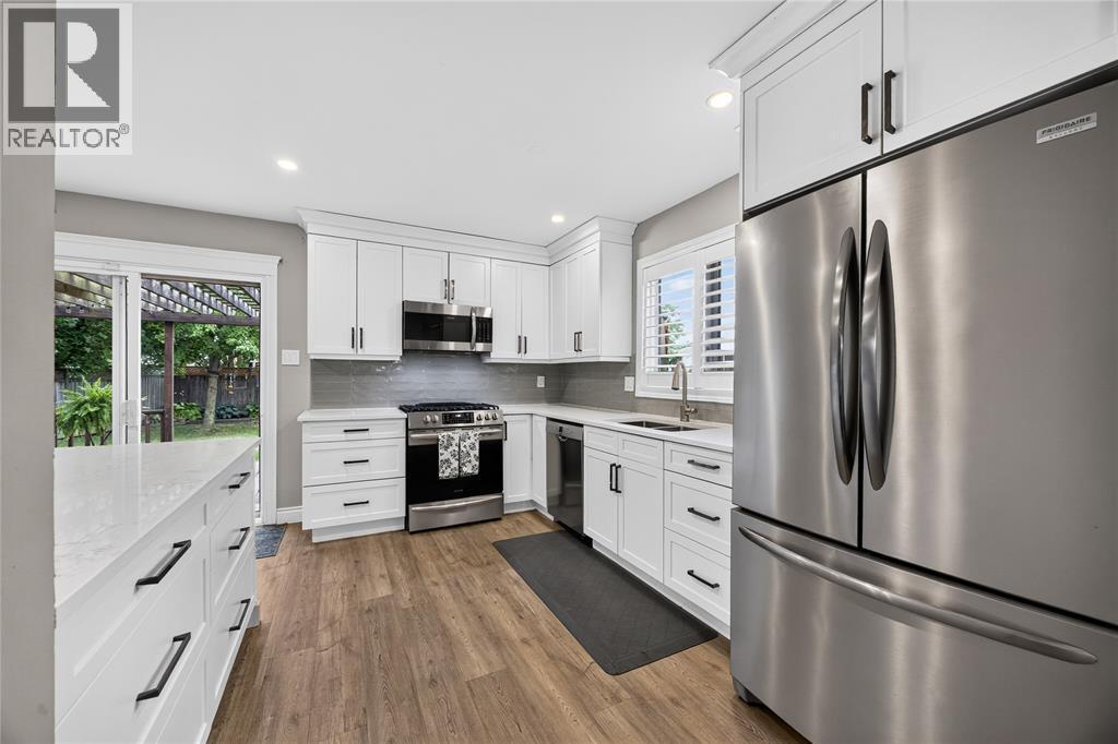395 Brooktree Drive, St Clair, ON - Indoor Photo Showing Kitchen With Upgraded Kitchen