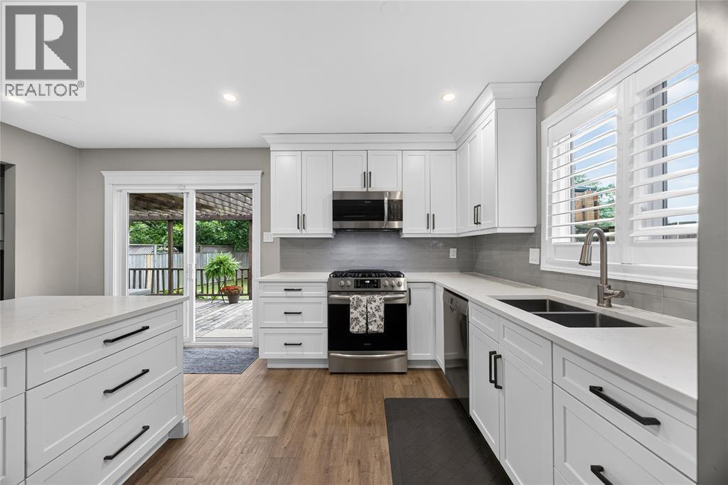 395 Brooktree Drive, St Clair, ON - Indoor Photo Showing Kitchen With Double Sink