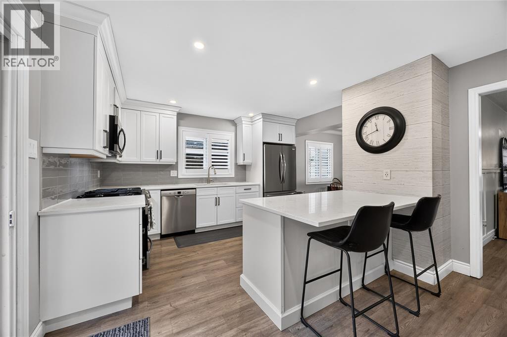 395 Brooktree Drive, St Clair, ON - Indoor Photo Showing Kitchen With Upgraded Kitchen
