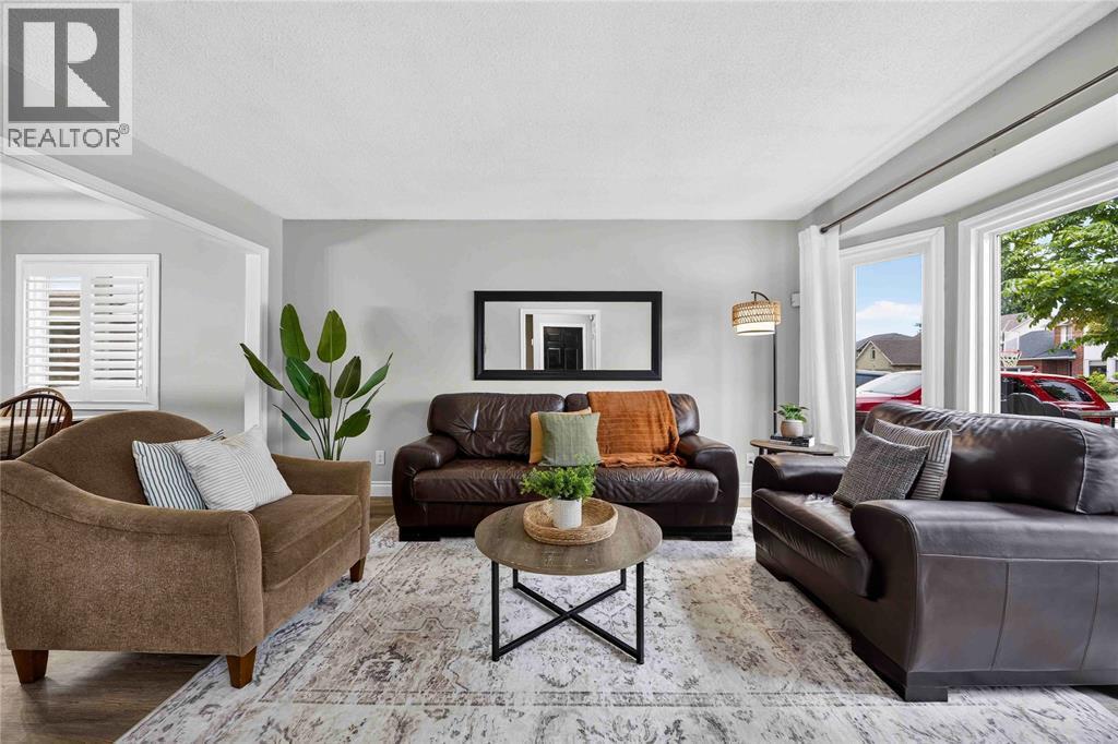395 Brooktree Drive, St Clair, ON - Indoor Photo Showing Living Room
