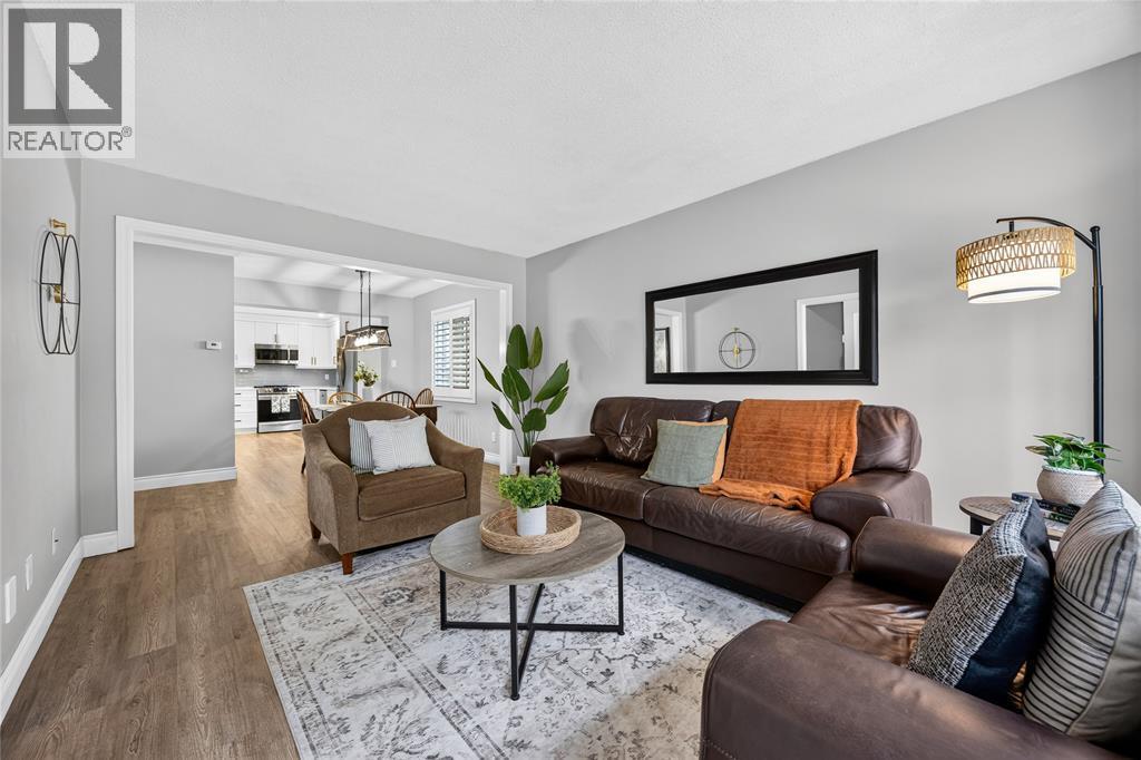 395 Brooktree Drive, St Clair, ON - Indoor Photo Showing Living Room