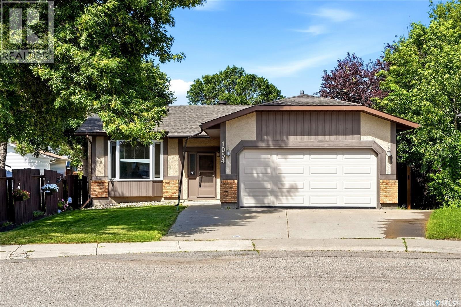 1054 Bayda Crescent, Regina, SK - Outdoor With Facade