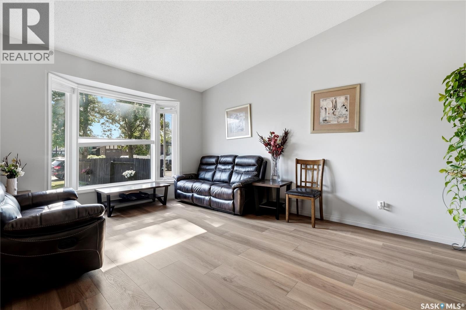 1054 Bayda Crescent, Regina, SK - Indoor Photo Showing Living Room