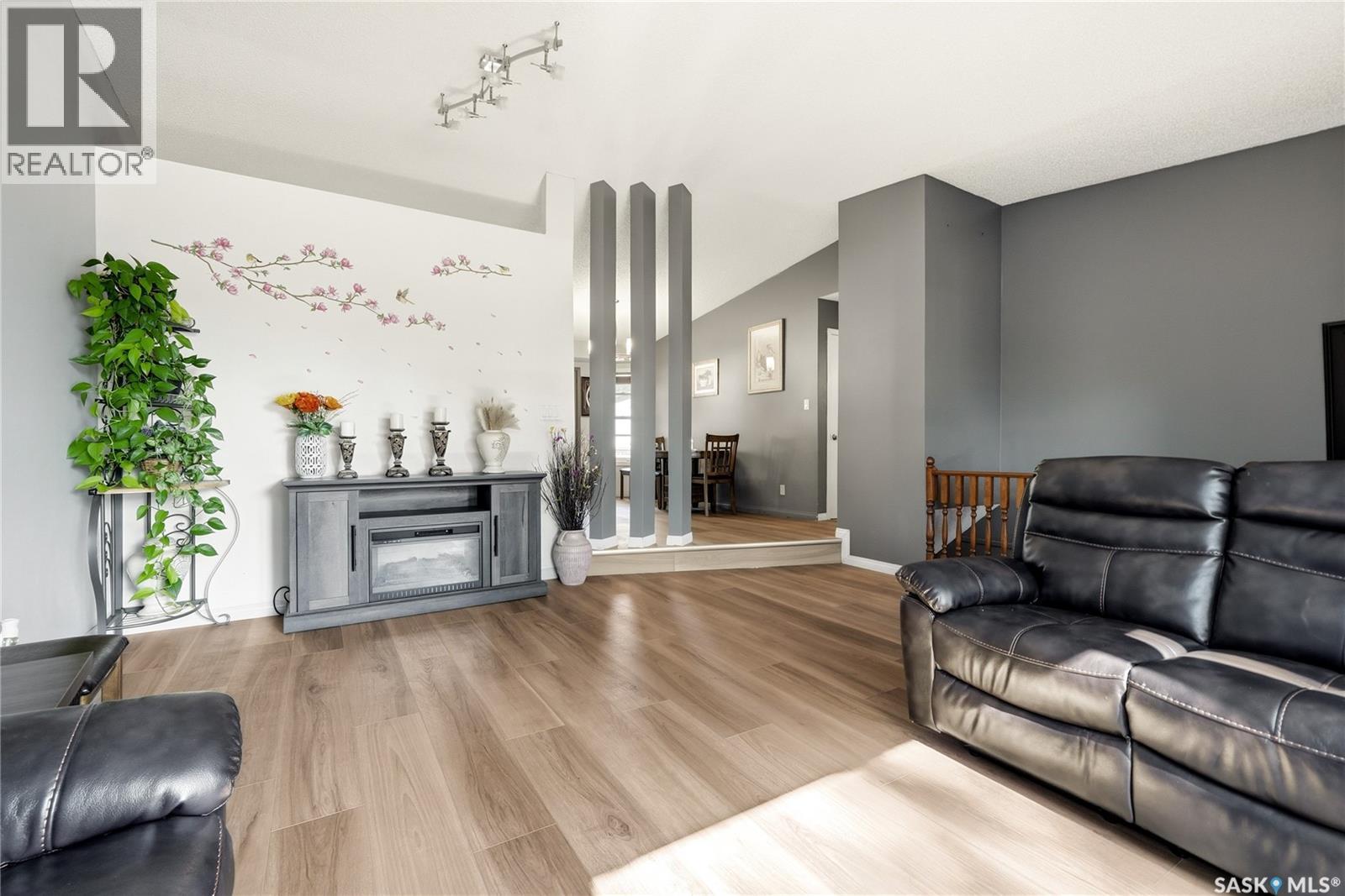 1054 Bayda Crescent, Regina, SK - Indoor Photo Showing Living Room