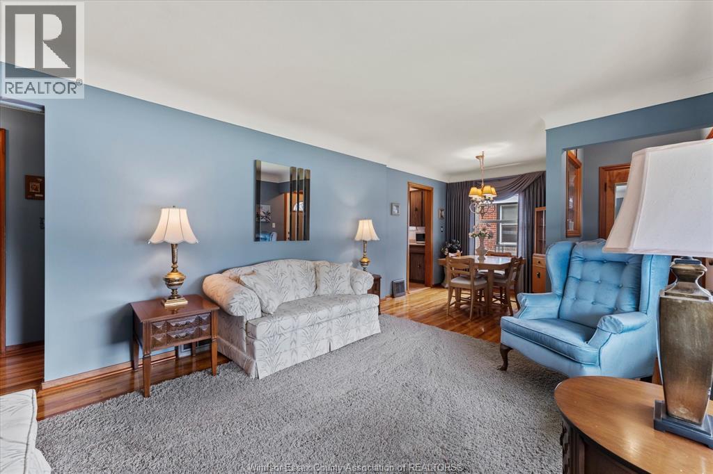 1003 Isabelle Place, Windsor, ON - Indoor Photo Showing Living Room