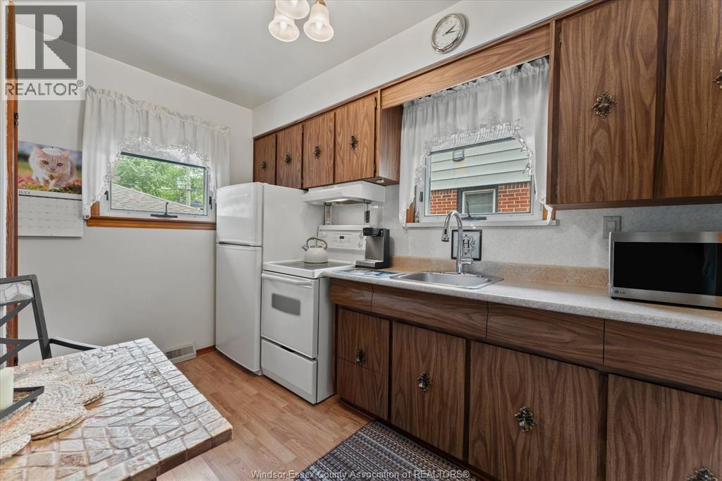 1003 Isabelle Place, Windsor, ON - Indoor Photo Showing Kitchen