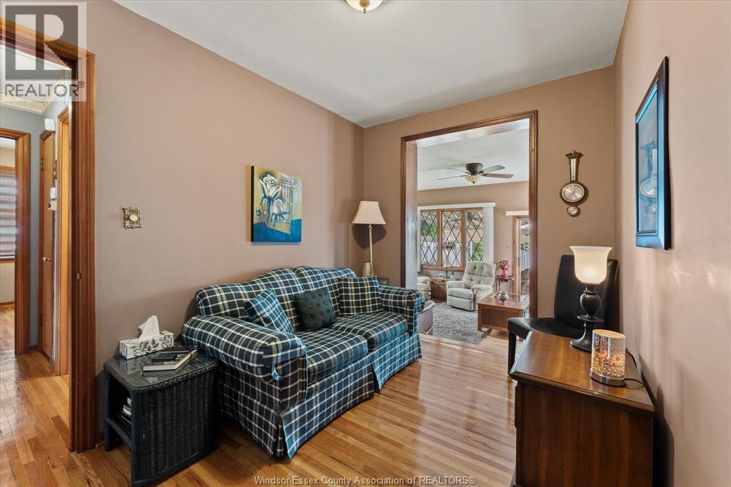 1003 Isabelle Place, Windsor, ON - Indoor Photo Showing Living Room