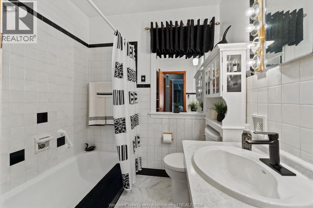 1003 Isabelle Place, Windsor, ON - Indoor Photo Showing Bathroom