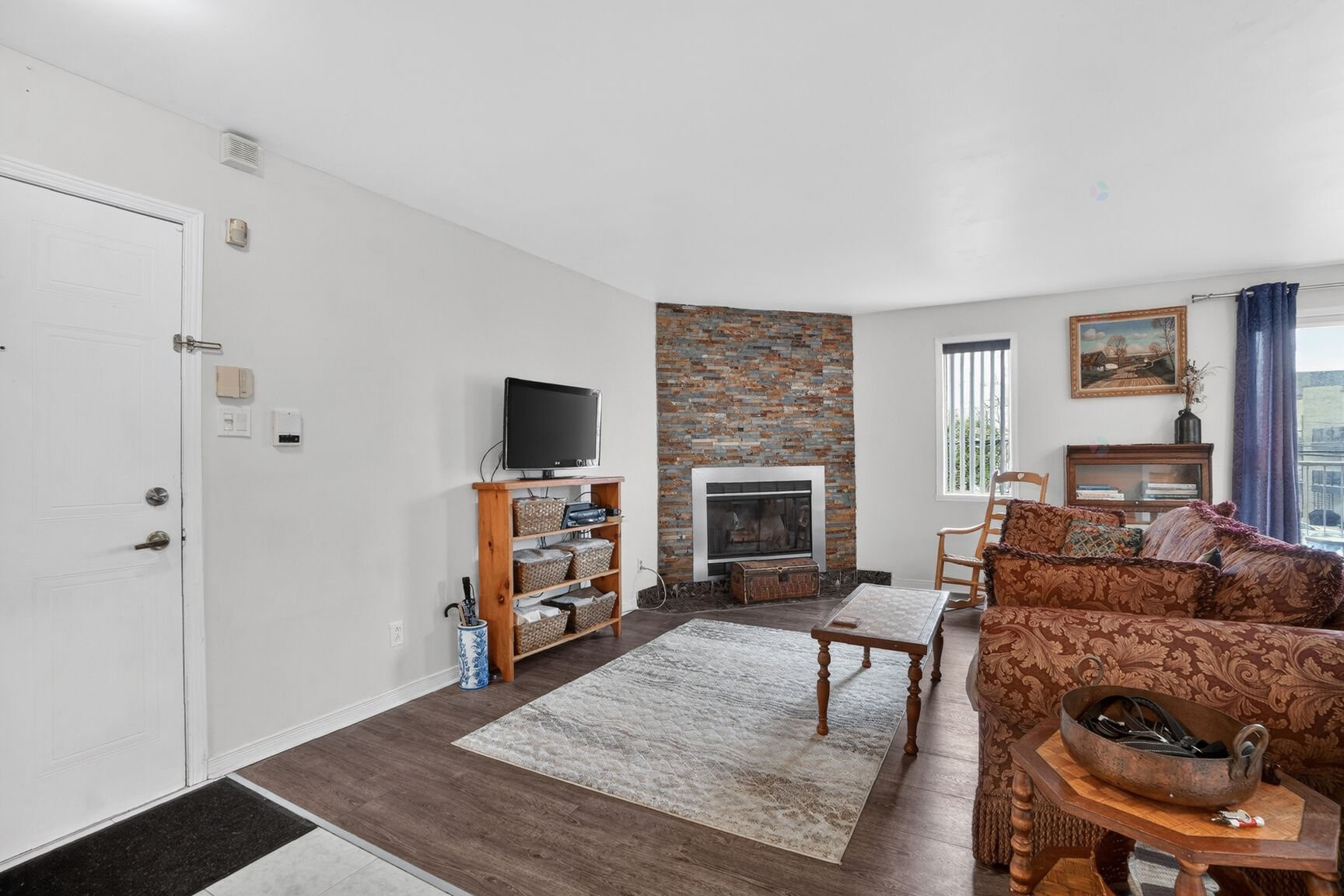 Living Room - 105-109 Ch. Duhamel, Pincourt, QC - Indoor Photo Showing Living Room With Fireplace