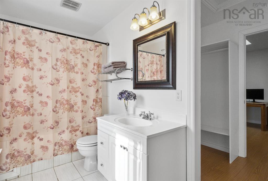 31 Grebe Avenue, Timberlea, NS - Indoor Photo Showing Bathroom