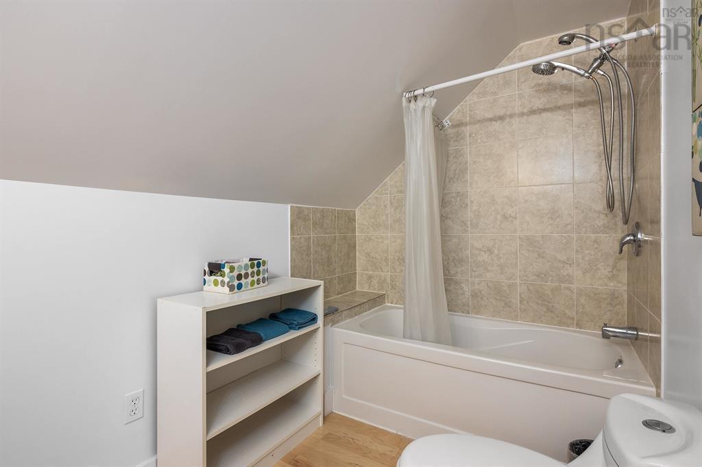 31 Grebe Avenue, Timberlea, NS - Indoor Photo Showing Bathroom