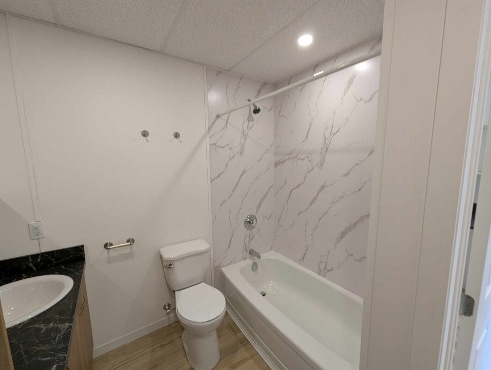 Bathroom - 70 Rue Lapointe, Clermont, QC - Indoor Photo Showing Bathroom