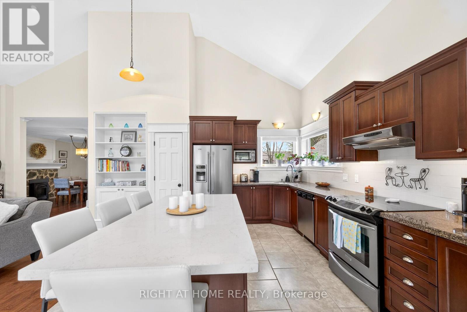46 Bay Street, Mississauga, ON - Indoor Photo Showing Kitchen With Double Sink With Upgraded Kitchen