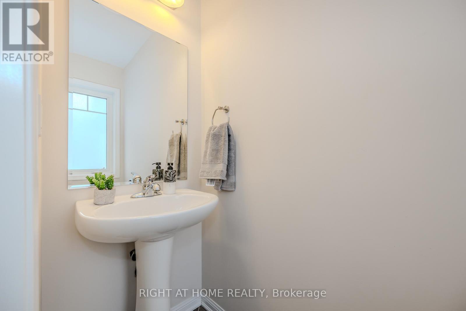 525 Cavanagh Lane, Milton, ON - Indoor Photo Showing Bathroom