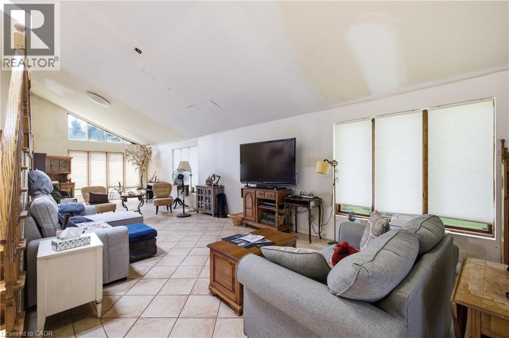 104 Sideroad 18, Fergus, ON - Indoor Photo Showing Living Room
