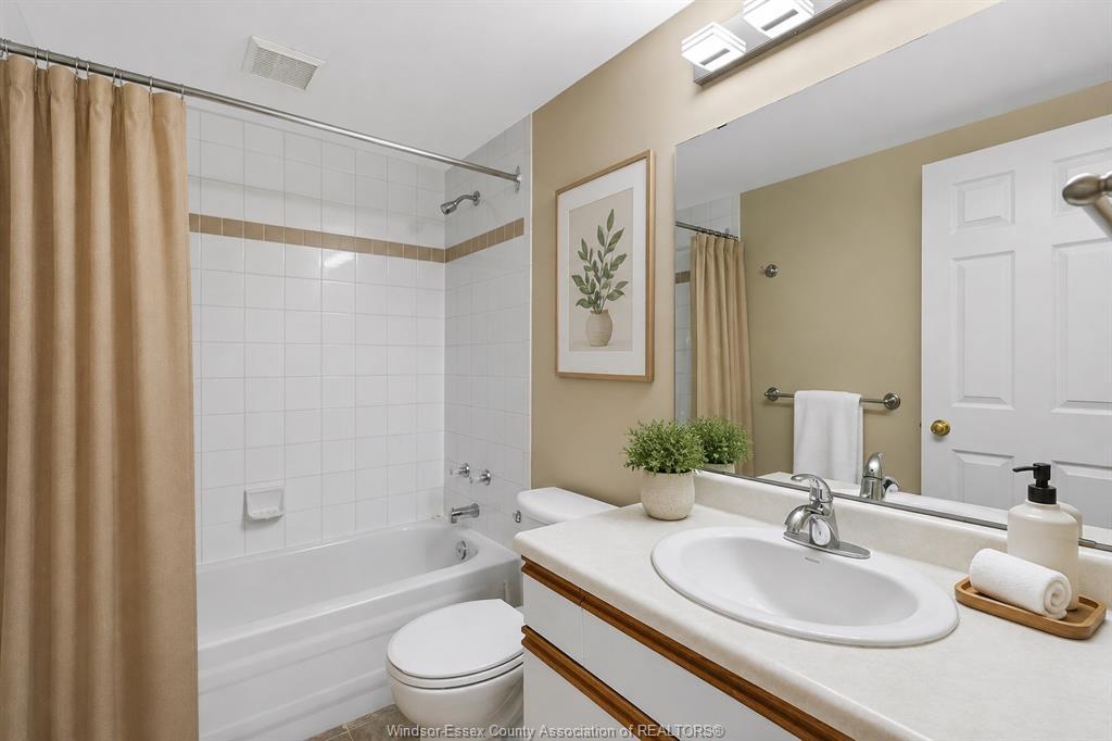 502-1905 Normandy, Lasalle, ON - Indoor Photo Showing Bathroom