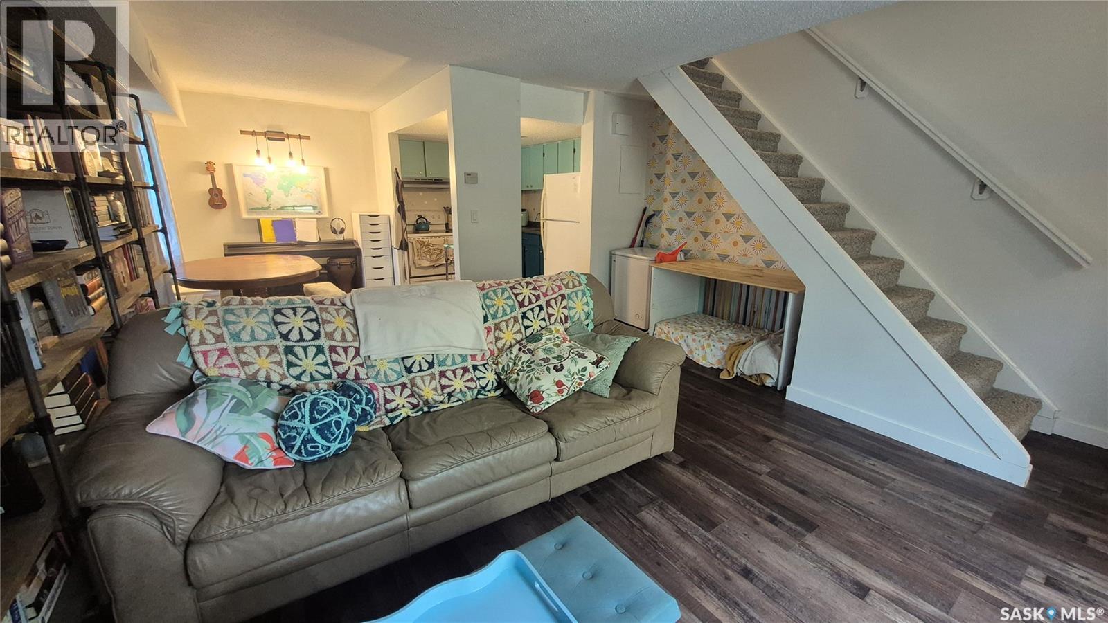 66 Gore Place, Regina, SK - Indoor Photo Showing Living Room