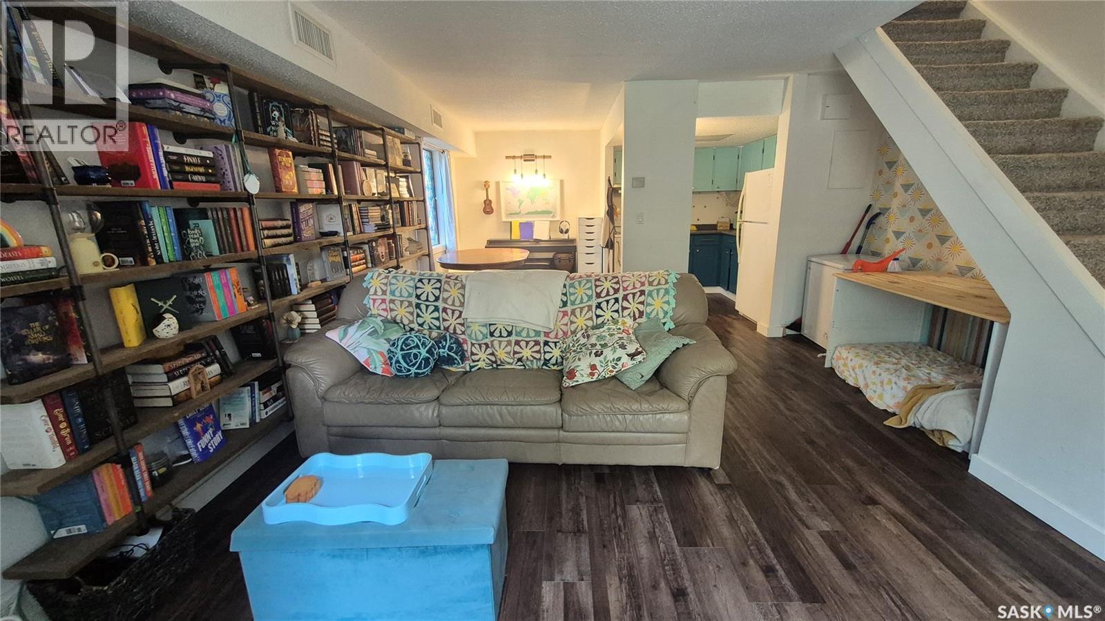 66 Gore Place, Regina, SK - Indoor Photo Showing Living Room