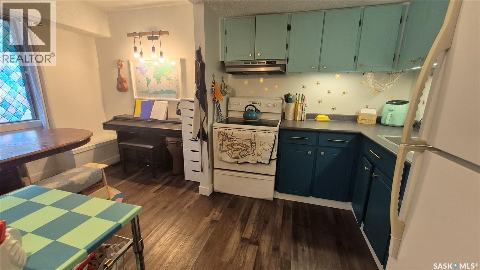 66 Gore Place, Regina, SK - Indoor Photo Showing Kitchen