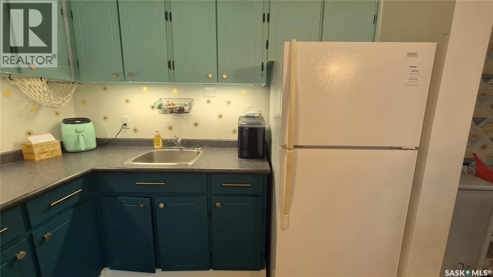 66 Gore Place, Regina, SK - Indoor Photo Showing Kitchen
