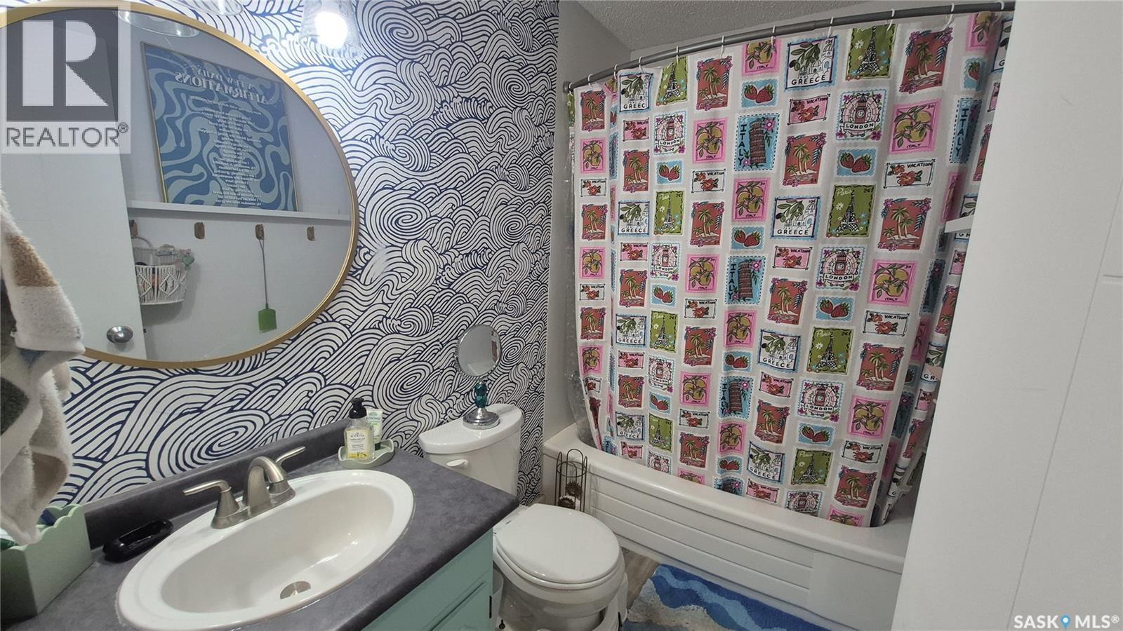 66 Gore Place, Regina, SK - Indoor Photo Showing Bathroom